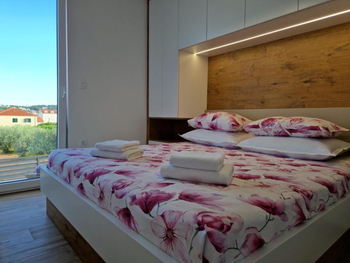 Apartman Marcelina 1 With Private Pool Trogir Exterior photo